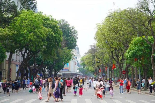 Tạm dừng hoạt động phố đi bộ hồ Hoàn Kiếm. Ảnh: Khánh An