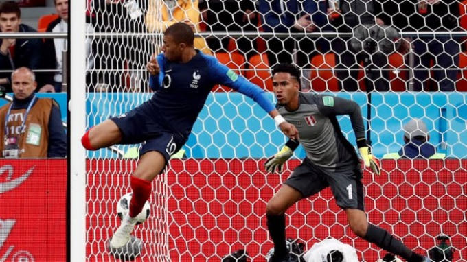 Trước khi ghi bàn, Mbappe cũng có 1 cơ hội thuận lợi. Anh phá bẫy việt vị băng xuống và dứt điểm. Tiếc là cú đánh gót của số 10 đội tuyển Pháp thiếu lực và thiếu độ hiểm hóc.
