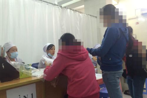 Tư vấn phá thai tại bệnh viện sản ở TP HCM. Ảnh: Lê Phương.