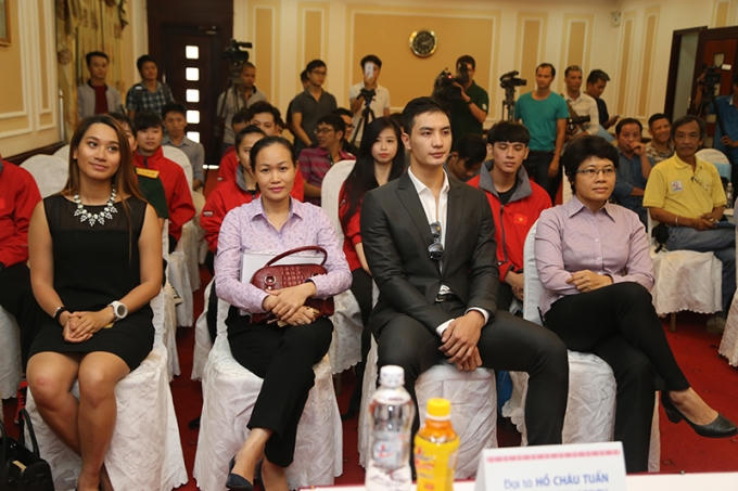 Từ trái qua phải VĐV Ultra-marathon Vũ Phương Thanh, VĐV Nguyễn Thị Huyền Diệu, Nguyễn Văn Sơn,Trần Hiếu Ngân tham dự buổi họp báo.