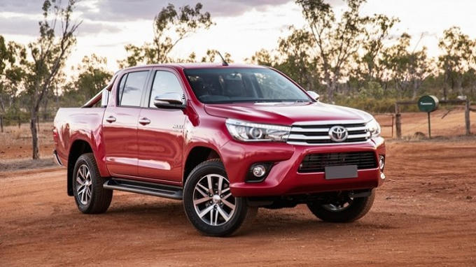 Không chỉ Camry, TMV còn cho ra mắt hãng loạt mẫu xe khác như Toyota Hilux 2018 với với 3 phiên bản cùng sử dụng động cơ 2.4 lít gồm 2.4G 4x4 MT, 2.4E 4x2 MT và phiên bản mới 2.4E 4x2 AT.