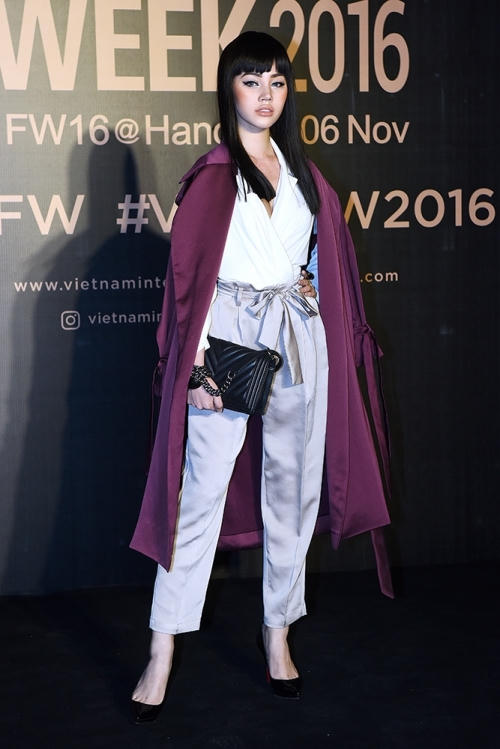 Hoa hậu Thế giới người Việt tại Australia 2015 Jolie Nguyễn to&aacute;t l&ecirc;n vẻ c&aacute; t&iacute;nh với t&oacute;c m&aacute;i bằng, vẽ m&ocirc;i d&agrave;y v&agrave; trang phục thanh lịch.