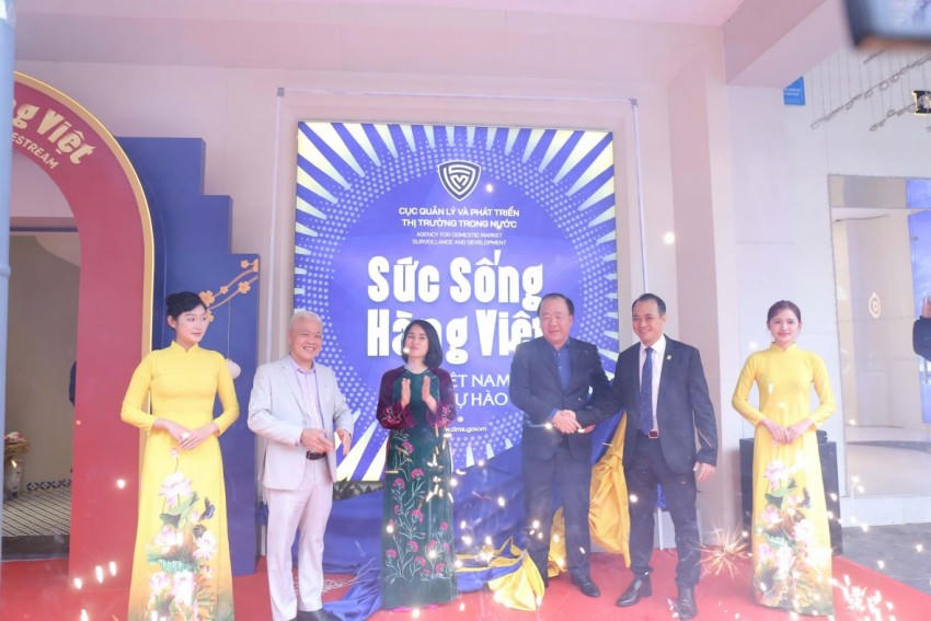 Khai mạc Không gian trưng bày kết hợp livestream “Sức sống hàng Việt”.