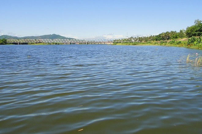 Những năm trước, cứ vào mùa hè, dòng sông Lại Giang trơ đáy. Mùa hè năm nay, nước sông dâng đầy, trong xanh.