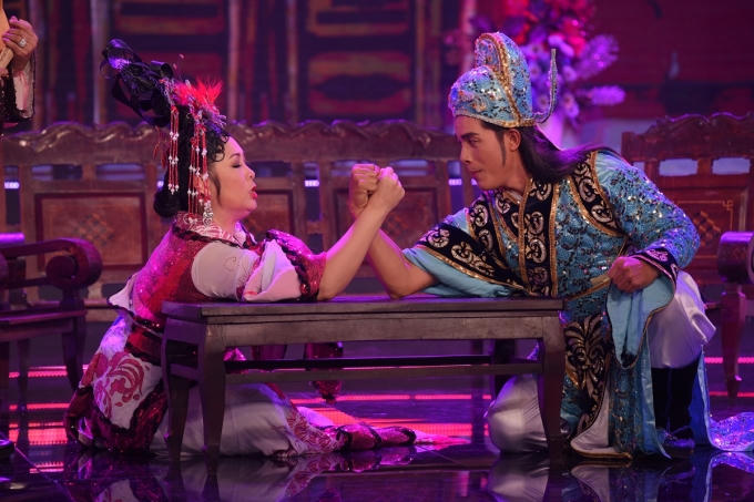 Thi đấu vật tay, Hồng Vân khiến 2 đấng nam nhi