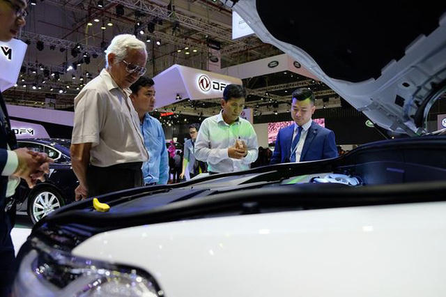 Trung b&igrave;nh, 7 năm qua mỗi năm người Việt chi 38.000 tỷ đồng (gần 1,6 tỷ USD) để mua &ocirc; t&ocirc; ngoại.