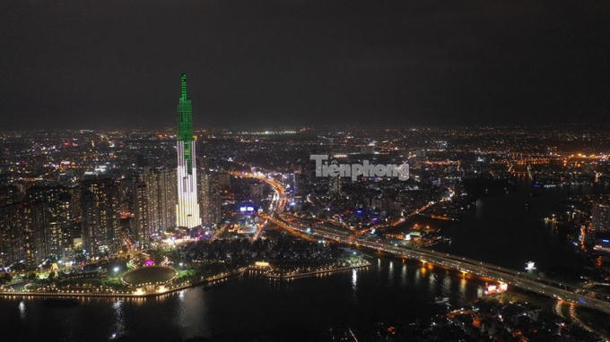 Khu phức hợp Vinhomes Central Park nhìn từ phía quận 2.