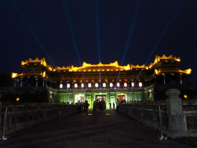 "Đại Nội Huế về đêm".