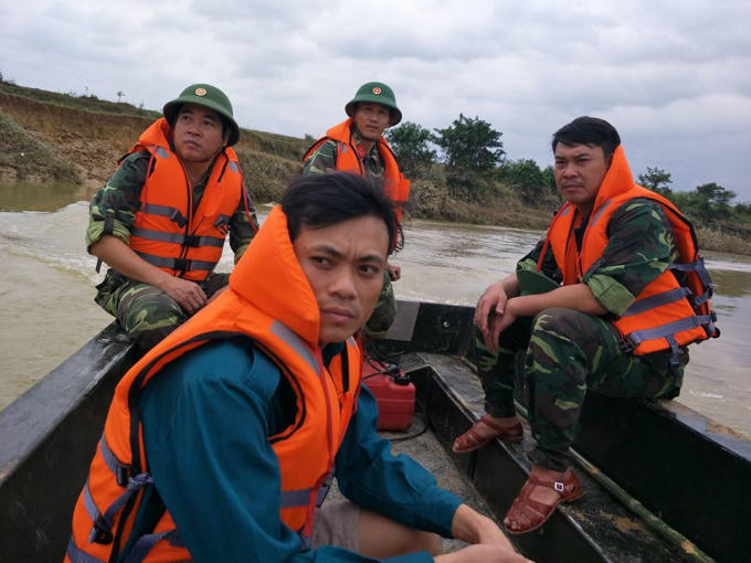 Rất nhiều các lực lượng chức năng tham gia tìm kiếm xác nạn nhân nhưng vẫn chưa phát hiện được.