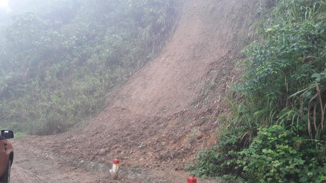 Ngoài ta luy âm bị sạt lở nghiêm trọng, cung đường này còn bị sạt lở ta luy dương rất nhiều điểm khiến người tham giao giao thông gặp nhiều nguy hiểm.