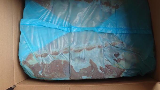 Lực lượng chức năng tạm giữ một xe tải vận chuyển gần 16 tấn thịt, sườn và lưỡi heo xuất xứ nước ngoài, không rõ nguồn gốc.