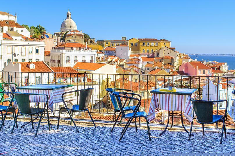 Một điểm ngắm thành phố trong ánh nắng mặt trời Lisbon. Ảnh: Getty Images