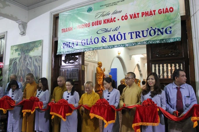 Cắt băng khai mạc triển lãm tranh, tượng và cổ vật phật giáo.