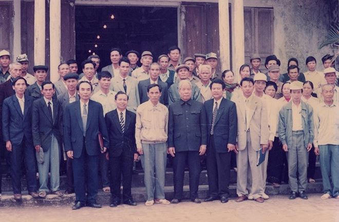 Tổng Bí thư chụp ảnh lưu niệm với cán bộ và đại biểu nhân dân xã Cao Minh, huyện Vĩnh Bảo.