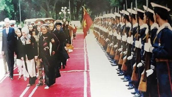 Chủ tịch nước, Đại tướng Lê Đức Anh cùng các đại biểu Bà mẹ Việt Nam Anh hùng được phong tặng đợt đầu duyệt Đội Danh dự QĐND Việt Nam tại Phủ Chủ tịch ngày 19/12/1994.