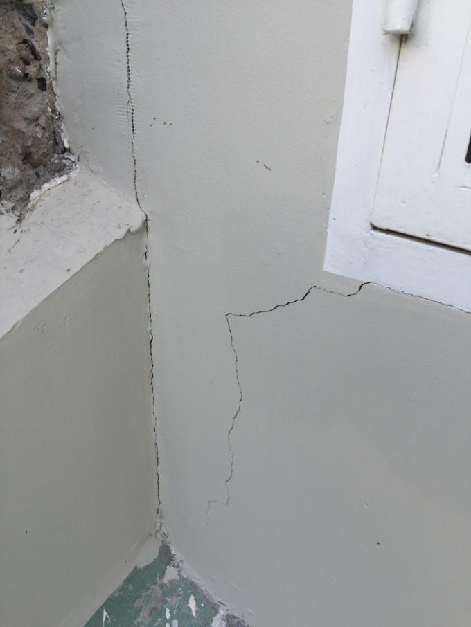 Vết nứt mặt tiền nhà bà Mai.