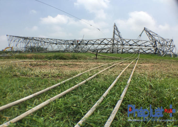 Sau giông lốc cột điện 500 KV được thiết kế bê tông cốt thép ở phần móng và thân là khung thép đã đổ sập.
