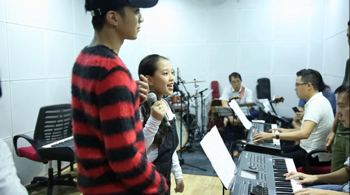 4 HLV The Voice Kids h&ograve;a giọng c&ugrave;ng nhau trong ph&ograve;ng tập trước thềm Chung kết