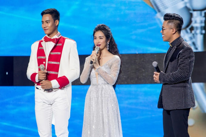 Giang Hồng Ngọc - H&ograve;a Minzy nắm tay nhau gi&agrave;nh giải nhất tuần đ&ecirc;m nhạc