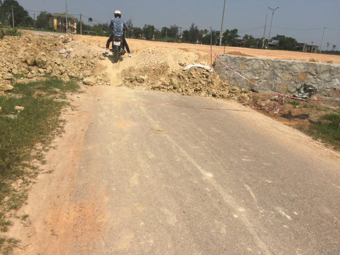 Hiện trường con đường cũ bị đổ đất chắn lối đi người dân bấy lâu nay sử dụng.