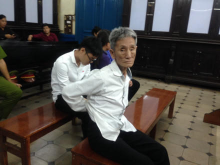 Cụ ông 70 tuổi lĩnh án 12 năm tù. (Ảnh: báo Lao động)