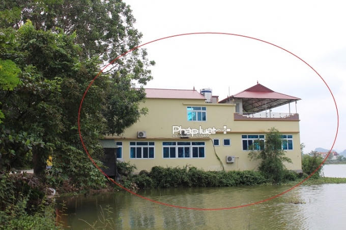 Nhàng hàng đồ sộ được xây dựng nhô ra giữa hồ Quan Sơn, vi phạm hành lang bảo vệ đê.