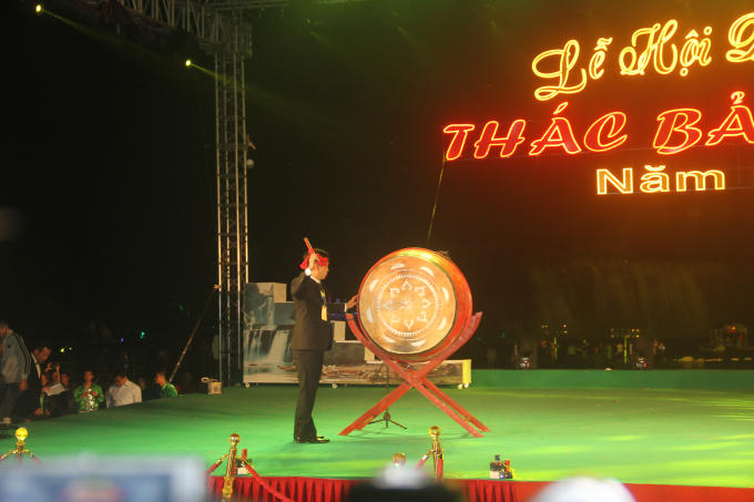 Ông Nguyễn Thành Hải, Phó Bí thư Huyện Ủy, Chủ tịch UBND huyện trùng Khánh đánh trống khai mạc lễ hội Du lịch Thác Bản Giốc 2018.