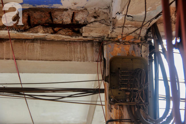 Các thiết bị điện tại lô B của chung cư này hư hỏng, nhếch nhác, rất nguy hiểm cho người dân.