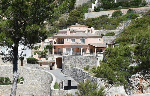 Hồi tháng 6, vợ chồng Angelina Jolie mua biệt thự ở đảo Majorca ở Tây Ban Nha với giá 3,8 triệu USD. Theo mô tả của các tờ báo Tây Ban Nha, ngôi nhà 8 phòng ngủ, sơn màu anh đào có tầm nhìn hướng ra biển Địa Trung Hải.