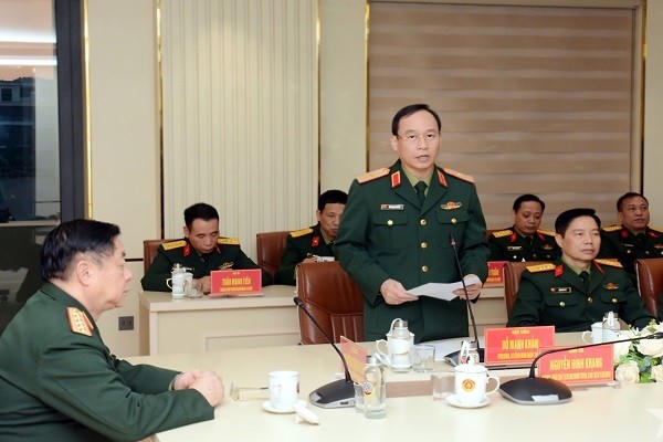 Thiếu tướng Đỗ Mạnh Khảm, Phó bí thư Đảng ủy, Tư lệnh Binh đoàn 19 báo cáo kết quả thực hiện nhiệm vụ của đơn vị với Đại tướng Nguyễn Trọng Nghĩa và đoàn công tác.