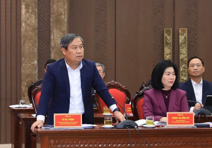 Chủ tịch UBND Thành phố Hà Nội Vũ Đại Thắng điều hành phần thảo luận.