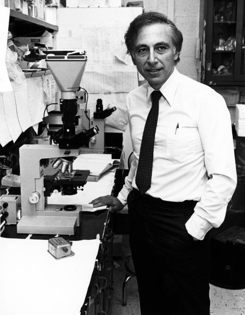 Nhà khoa học Robert Gallo trong phòng thí nghiệm. Ảnh: BP.