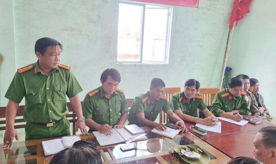 Trung tá Mai Trung Tiến – Tổ trưởng Tổ Cảnh sát khu vực, Công an phường Hiệp Thành, phát biểu làm rõ chức năng, nhiệm vụ của lực lượng ANTT cơ sở và đề nghị thực hiện nghiêm túc giờ giấc trong công tác đổi ca trực.