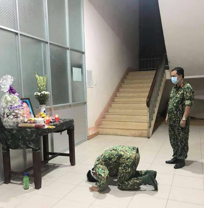 Lạy Mẹ, con chưa thể về chịu tang Mẹ! Trung sĩ Phục qùy lạy trước di ảnh Mẹ mình do đơn vị lập vội trong khu cách ly.