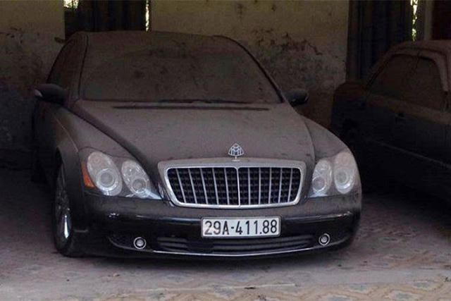 Tuy nhiên, đây không phải là lần đầu tiên một chiếc Maybach tại Việt Nam bị bỏ xó, đóng bụi dày đặc. Trước đó hình ảnh chiếc xe siêu sang Maybach 57S, “xế cưng” của trùm xã hội đen Minh "Sâm", có giá hàng chục tỷ đồng, sau khi bị thu giữ cũng "nằm kho".