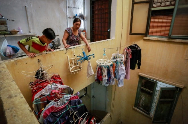 Trước thông tin sẽ bị di dời, nhiều hộ dân không đồng tình vì cho rằng kết cấu và nội thất vẫn còn tốt, mọi sinh hoạt của họ đều diễn ra bình thường. "Chỉ cần chỉnh trang lại một số hạng mục như cầu thang và trần nhà là được", một hộ dân nói.