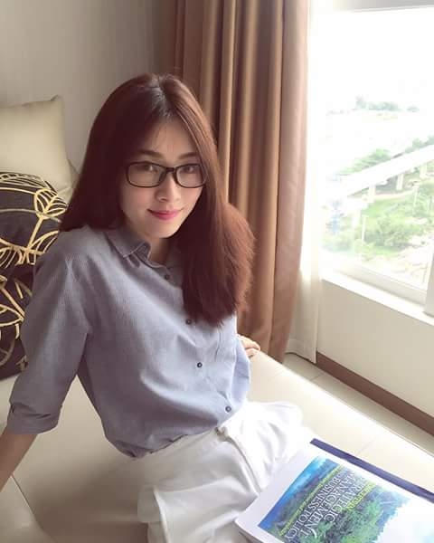 Với phong cách áo sơmi đơn giản trông Hoa hậu trẻ trung và năng động hơn.