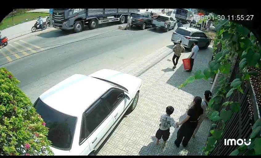 Hình ảnh vụ hành hung được camera an ninh ghi nhận.
