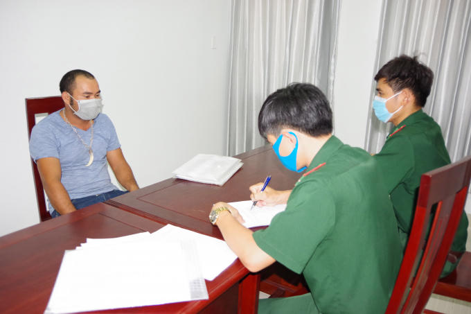 Lực lượng BĐBP tỉnh làm việc với thuyền trưởng các phương tiện vận chuyển cát trái phép. (ảnh: Báo BRVT)