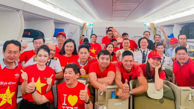 Tất cả cổ động vi&ecirc;n đều h&aacute;o hức mong chờ đến trận đấu b&oacute;ng kịch t&iacute;nh sẽ diễn ra v&agrave;o tối nay