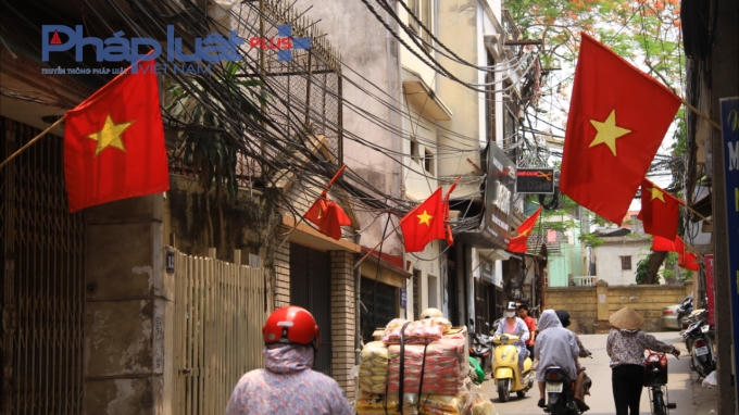 Những con ngõ nhỏ cũng được rực rỡ màu cờ.