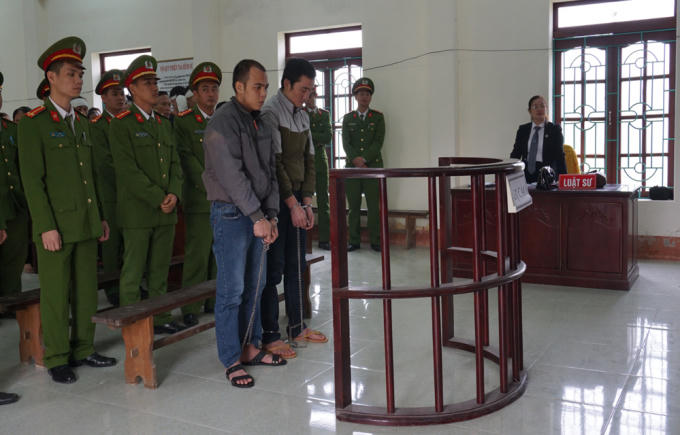 Sử và Sỹ trước vành móng ngựa.