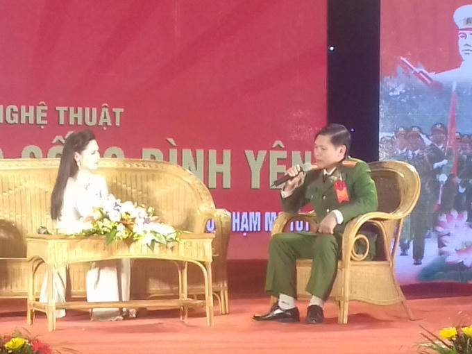 Thiếu tá Hà Tiến Dũng trong chương trình giao lưu.