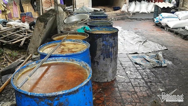 Rùng mình xâm nhập lò chế mỡ lợn thối