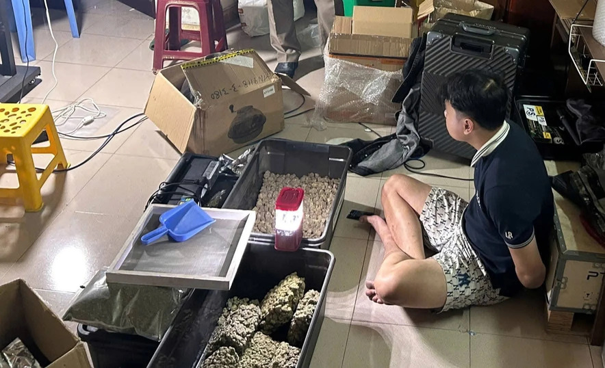 Đối tượng Duy và tang vật vụ án.