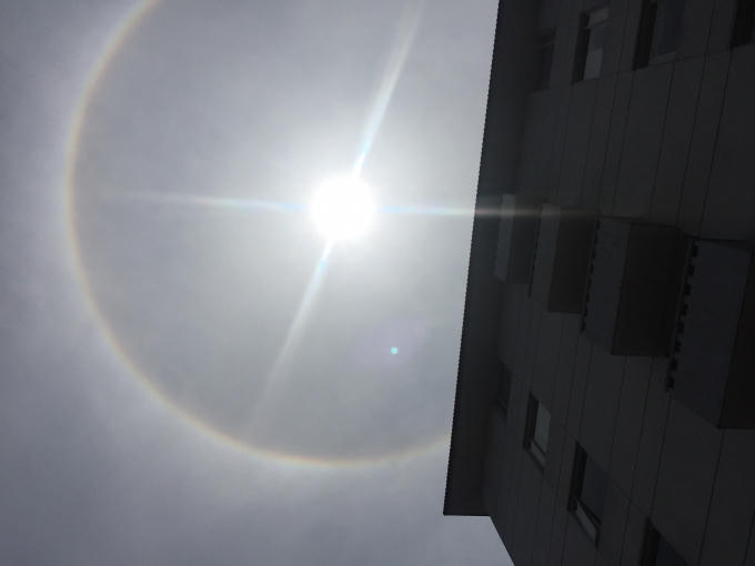 Nhiều người dân dùng điện thoại lưu lại hiện tượng này.