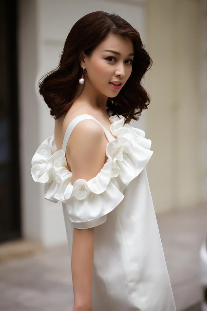 Trương T&ugrave;ng Lan diện &aacute;o xẻ s&acirc;u ngực khi dạo phố