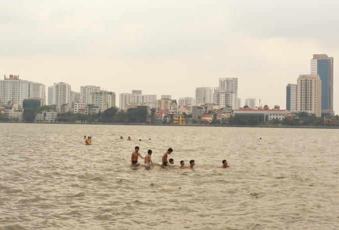 Từ khoảng 4 - 5 giờ chiều hàng ngày, Hồ Tây đã có rất đông người, ùn ùn nối đuôi nhau xuống tắm.