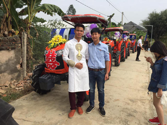 Chú rể Tăng Văn Hùng mặc áo dài cách tân, dẫn đầu đoàn nhà trai đến nhà gái.( Ảnh: T.V.H)