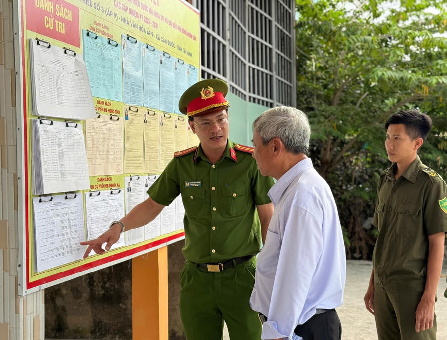 Công an xã Cần Đước tăng cường bảo đảm ANTT, PCCC tại khu vực bỏ phiếu.